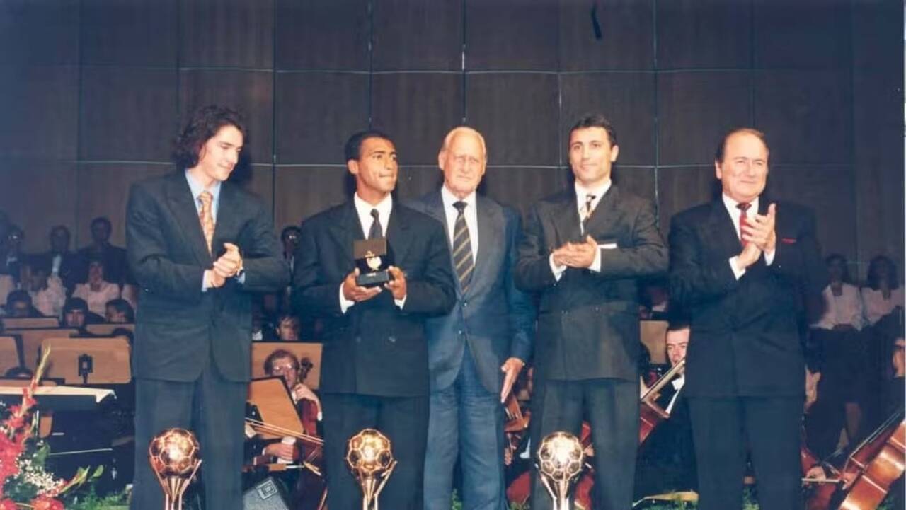 Romário com o prêmio de melhor do mundo de 1994