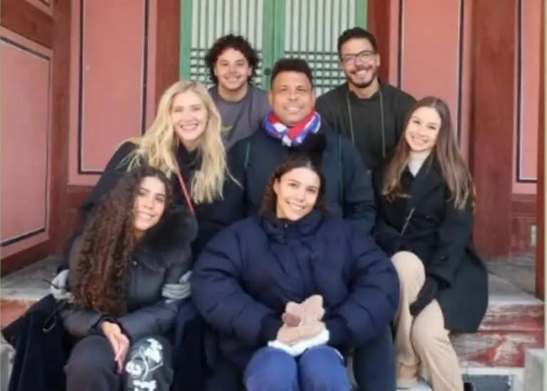 Ronaldo posa com os filhos na Coréia do Sul