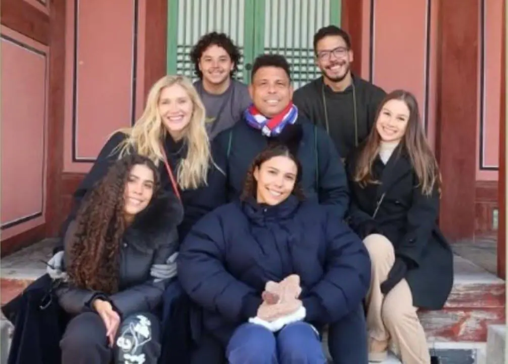 Ronaldo posa com os filhos na Coréia do Sul