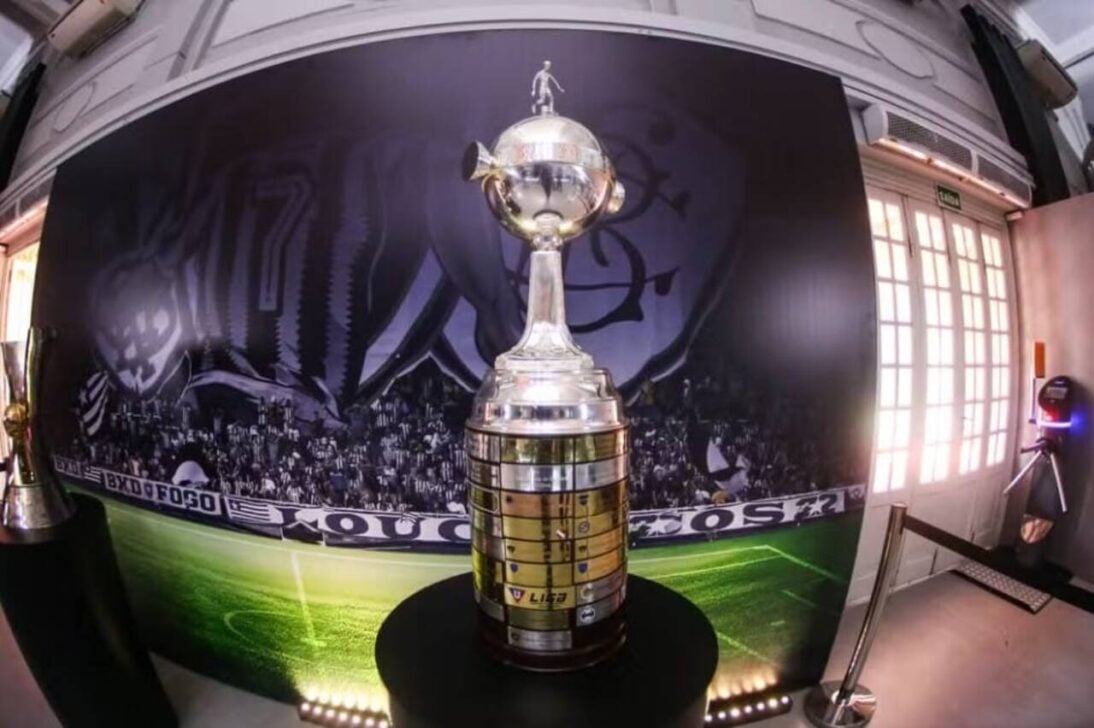 Taça da Libertadores estará em exposição neste sábado, dia 1º de fevereiro