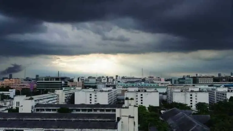 Tempo fechado e chuva