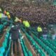 Torcedor mirim do Celtic rege a torcida adversária na Champions