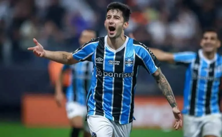 Villasanti é destaque e capitão do Grêmio