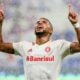 Wanderson, alvo do Palmeiras, comemora gol pelo Internacional