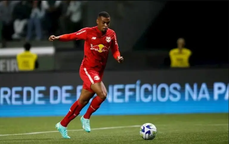 Alerrandro em ação pelo Bragantino