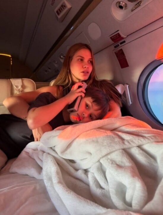 Andressa Suíta com filho em jatinho de luxo