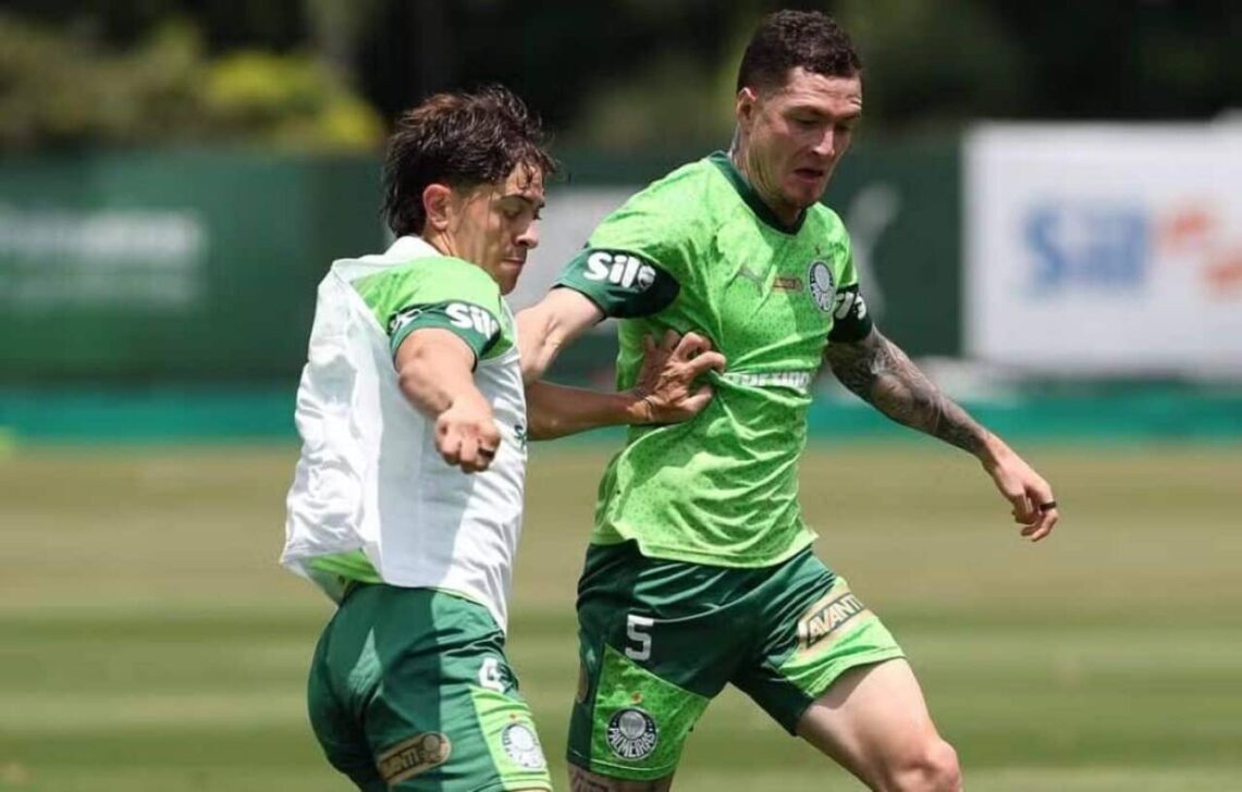 Aníbal Moreno em disputa de bola com Giay