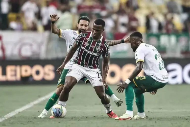 Arias renova com o Fluminense