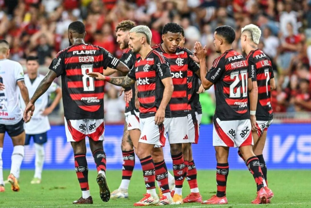 Arrascaeta comemora gol com jogadores do Flamengo