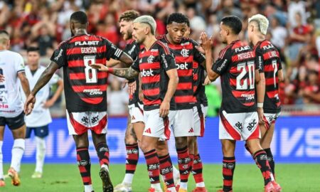 Arrascaeta comemora gol com jogadores do Flamengo