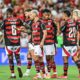 Arrascaeta comemora gol com jogadores do Flamengo