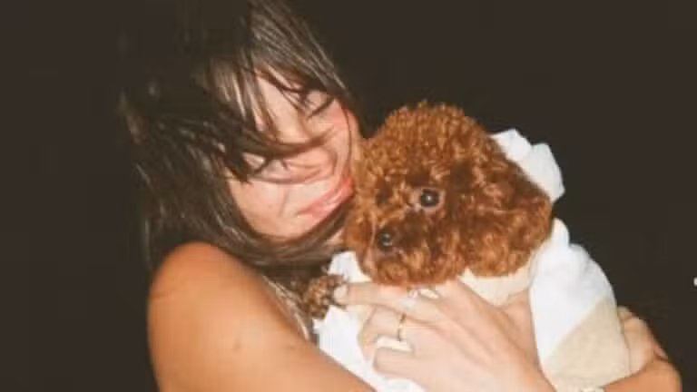 Bruna Marquezine com sua cachorrinha