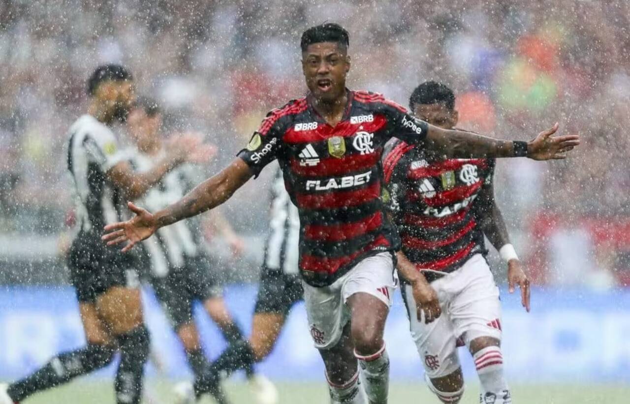 Flamengo anuncia contratação milionária de Paquetá por R$ 267 milhões e ídolo do Corinthians expressa veemente revolta