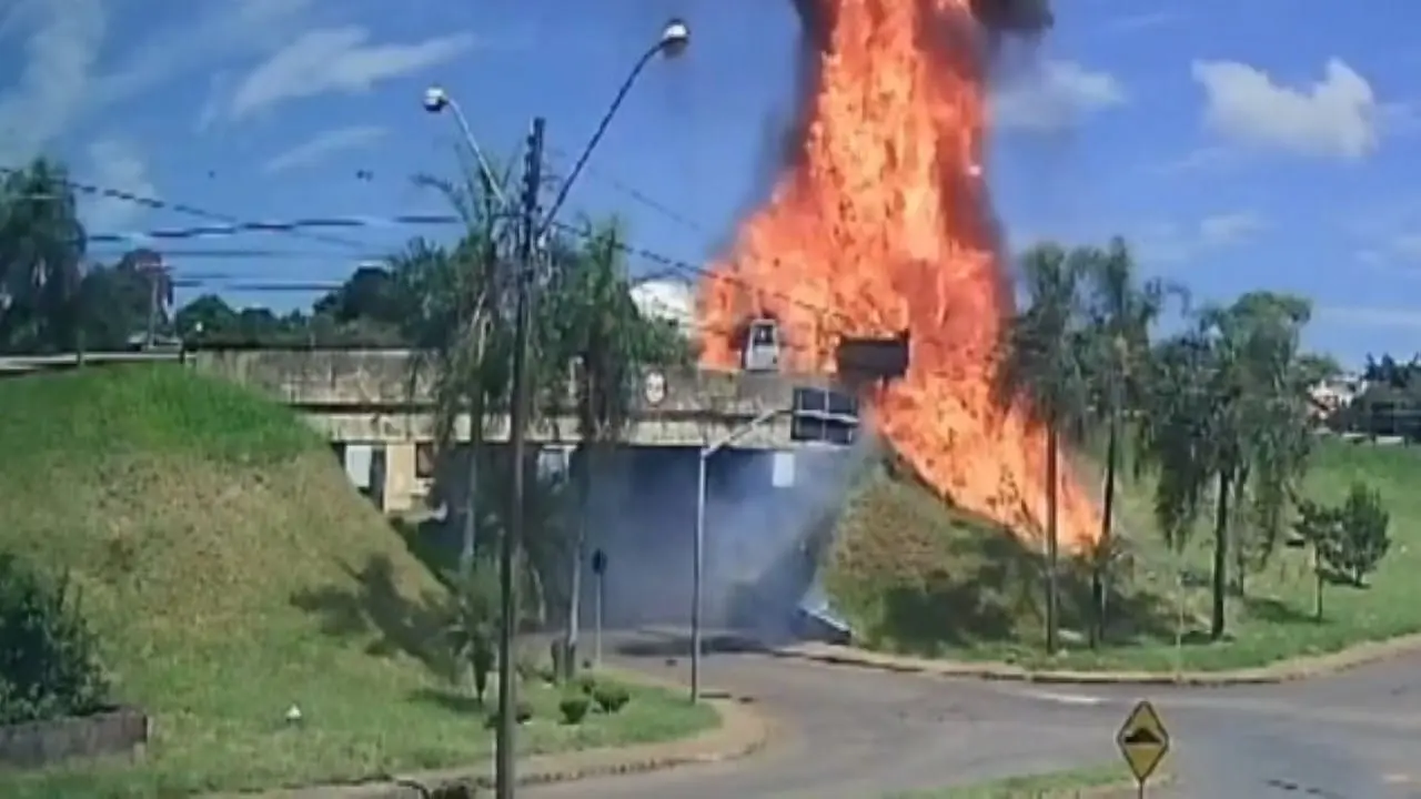Caminhão explode após colisão com outro caminhão