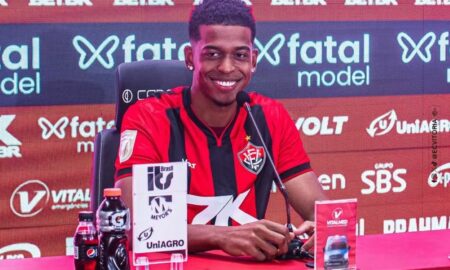 Carlinhos na apresentação no Vitória
