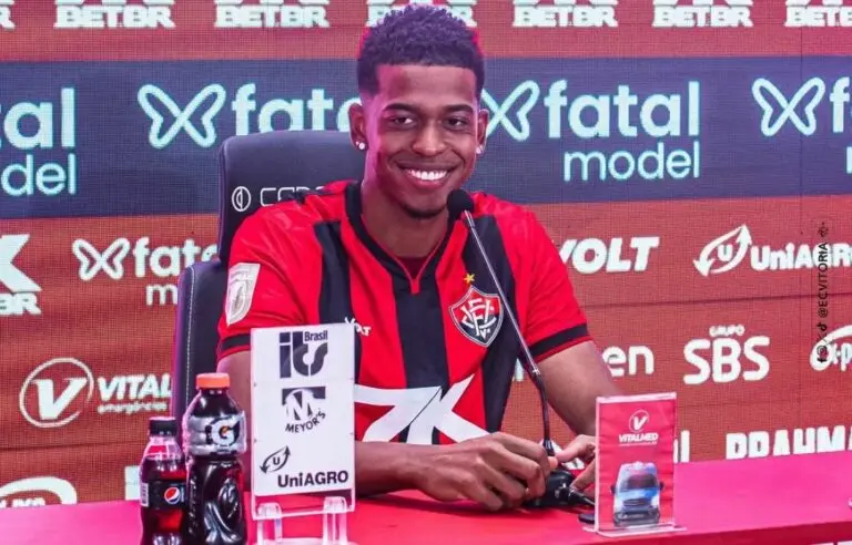 Carlinhos na apresentação no Vitória