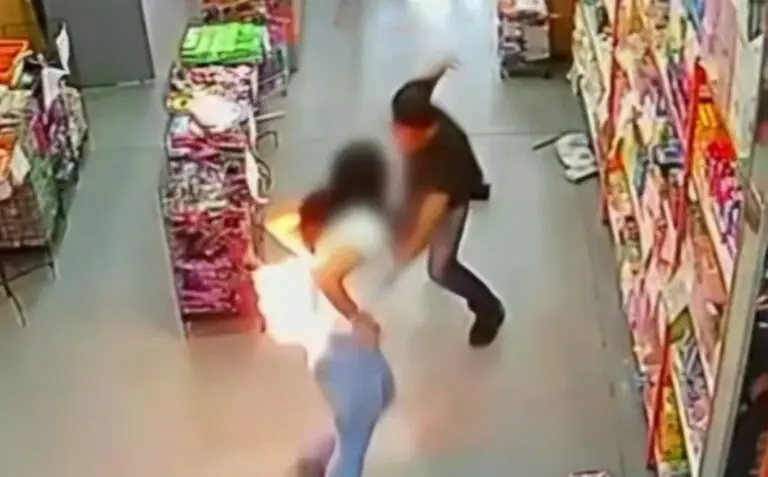 Celular de menina pega fogo
