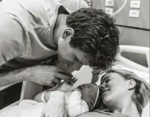 César Cielo celebra nascimento da filha Isabella ao lado da esposa Kelly Gish