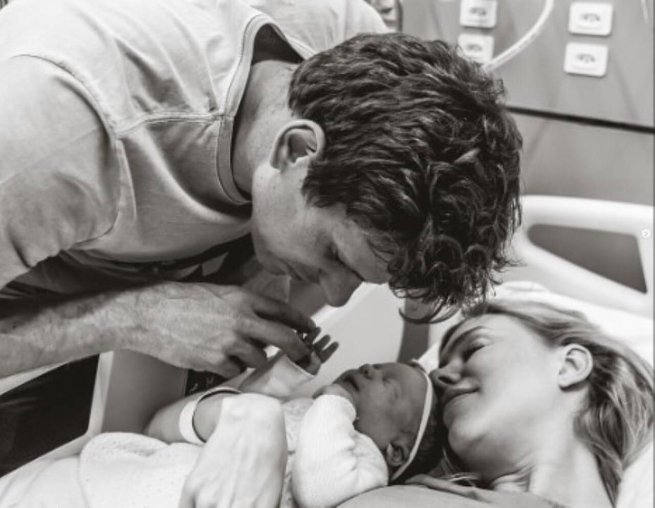 César Cielo celebra nascimento da filha Isabella ao lado da esposa Kelly Gish