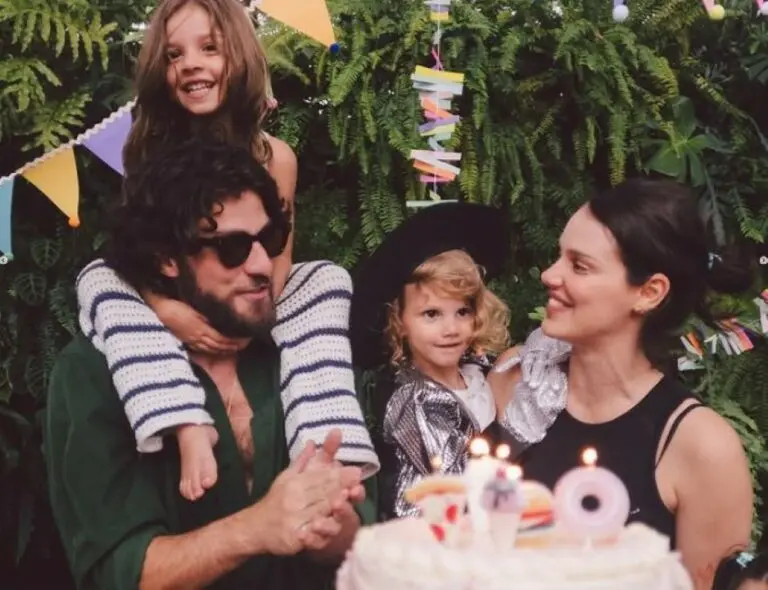 Chay Suede e família