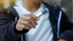 Médicos alertam para os riscos do cigarro eletrônico no desenvolvimento pulmonar de adolescentes