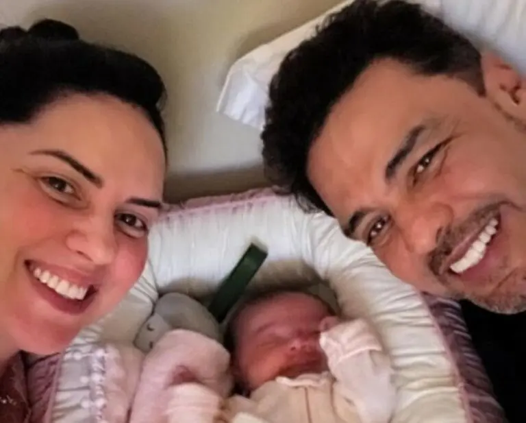Clara com os pais