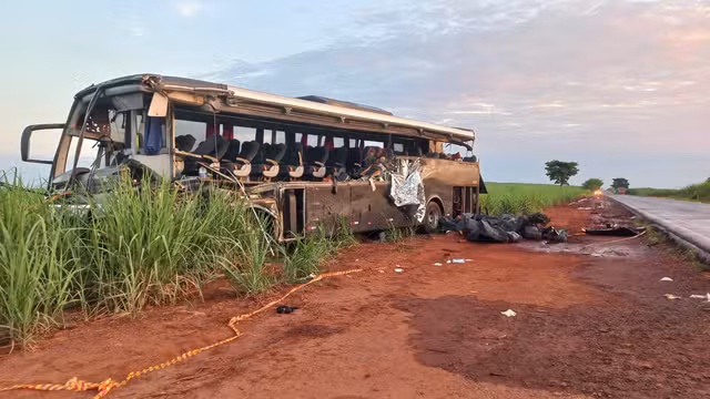 Colisão entre caminhão e ônibus deixa 12 mortos em rodovia do interior de SP