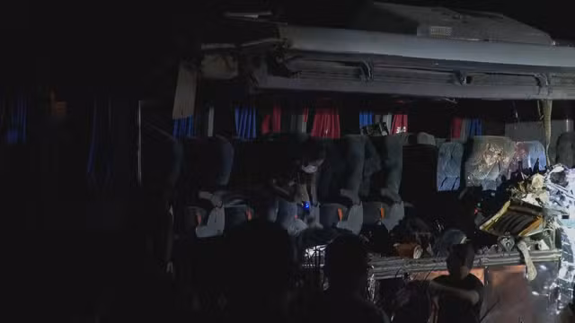 Colisão entre caminhão e ônibus