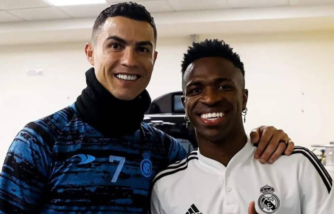 Cristiano Ronaldo posa ao lado de Vini Jr em visita ao Real Madrid
