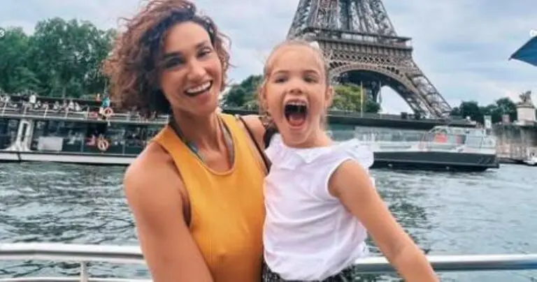 Débora Nascimento com sua flha Bella