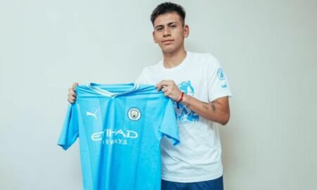 Echeverri com a camisa do Manchester City