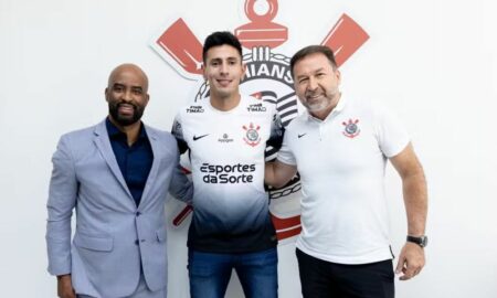 Fabinho Soldado e Augusto Melo posam ao lado de Fabrizio Angileri
