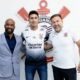 Fabinho Soldado e Augusto Melo posam ao lado de Fabrizio Angileri
