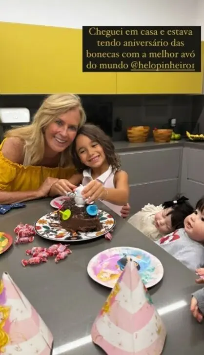 Filha de Cesar Tralli posa com sua coleção de bonecas em aniversário