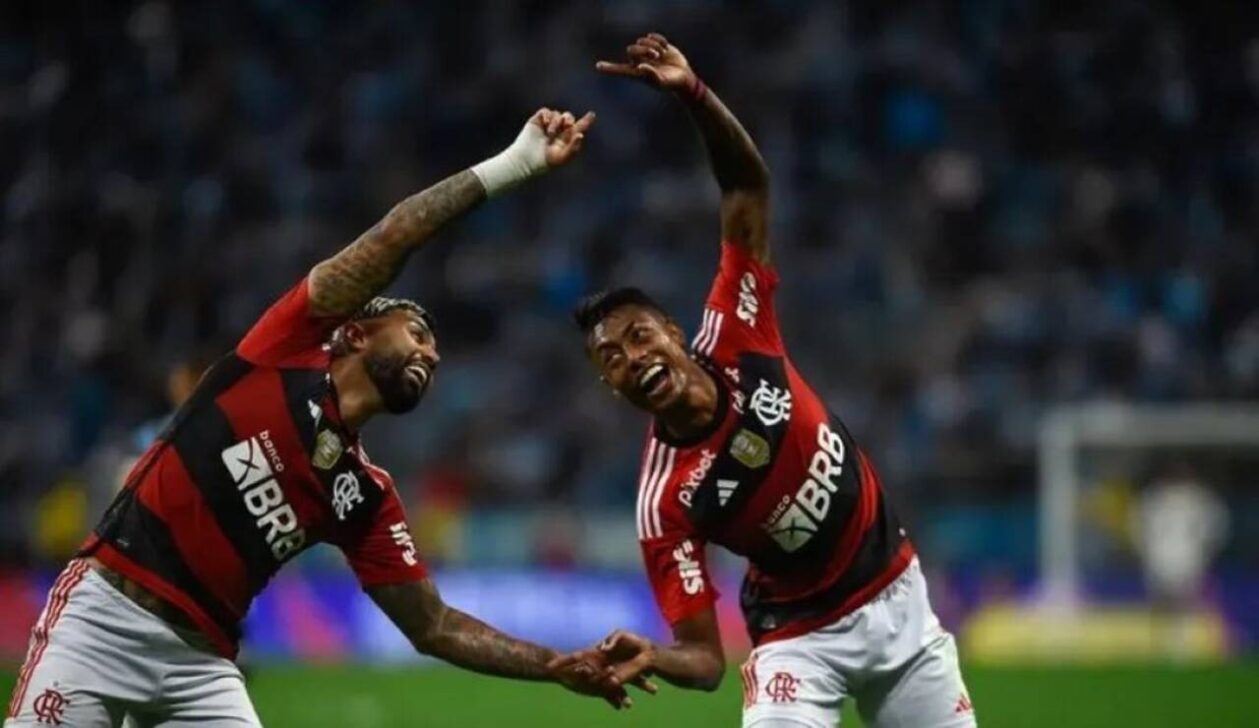 Gabigol e Bruno Henrique, do Flamengo, repetem a famosa comemoração entre eles tão comum em 2019