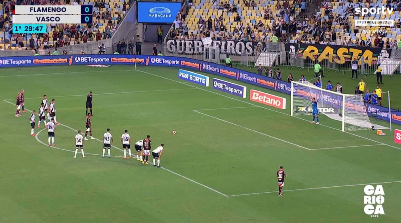 Gol de pênalti de Bruno Henrique coloca Flamengo em vantagem sobre Vasco; jogo continua no Campeonato Carioca