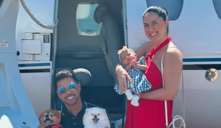 Graciele Lacerda segurando filha