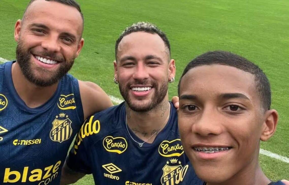 Guilherme, Neymar e Juninho, filho do ex-jogador Robinho, após treino do Santos no CT Rei Pelé