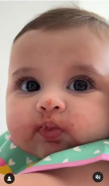 Helena comendo Papinha