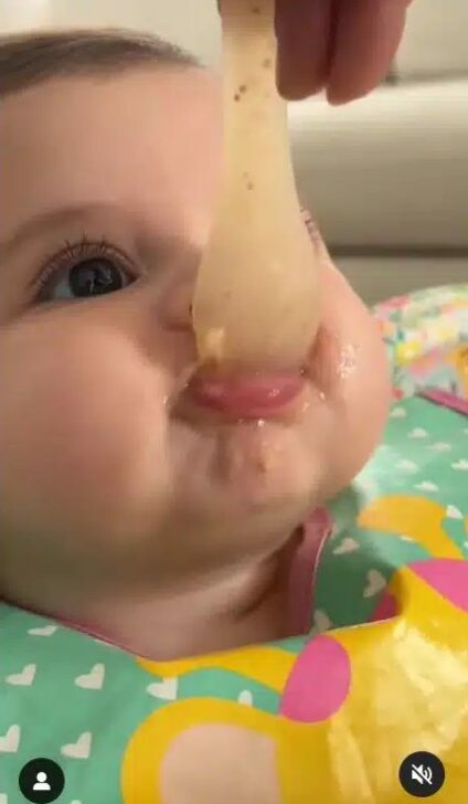 Helena comendo Papinha