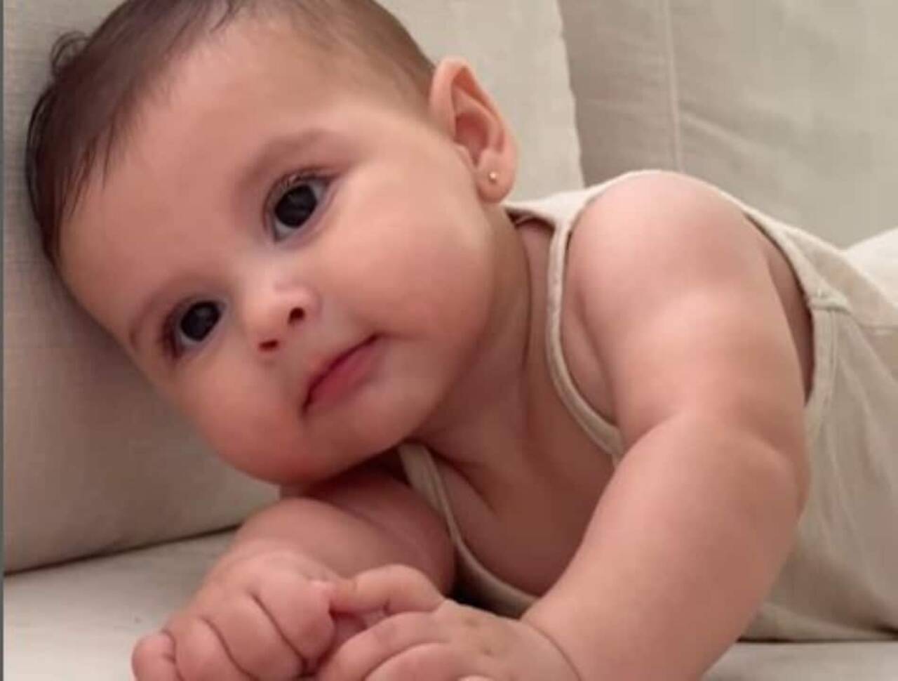 Helena, filha de Neymar Jr e Amanda Kimberlly, encanta ao experimentar suas primeiras papinhas