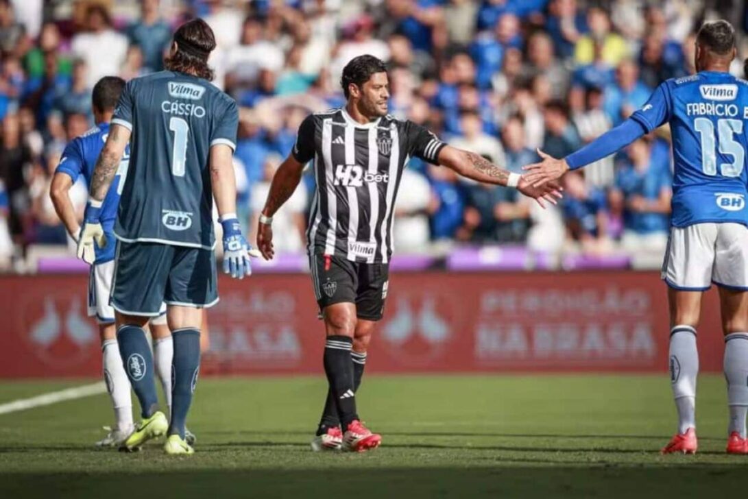 Hulk e Fabrício Bruno se cumprimentam em Atlético-MG x Cruzeiro
