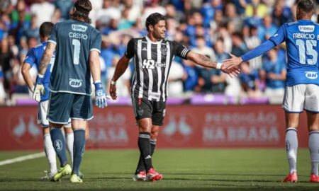 Hulk e Fabrício Bruno se cumprimentam em Atlético-MG x Cruzeiro