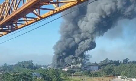 Incêndio atinge fábrica em Cachoeirinha