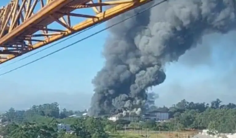 Incêndio atinge fábrica em Cachoeirinha