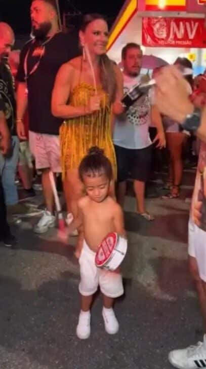 Joaquim e Viviane Araújo em ensaio de rua