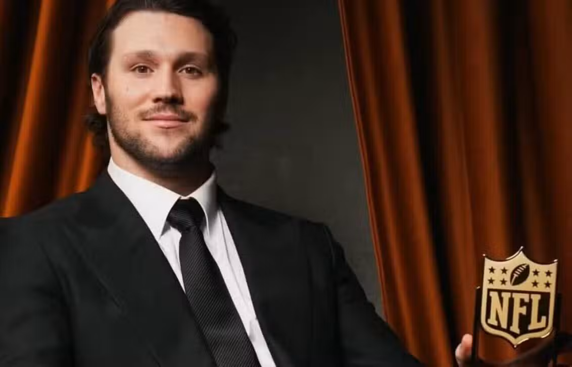 Josh Allen com o prêmio de MVP da temporada 2024-25 da NFL