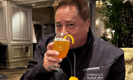 Leonardo curte férias nos EUA e posta foto com drink, gerando reações na web