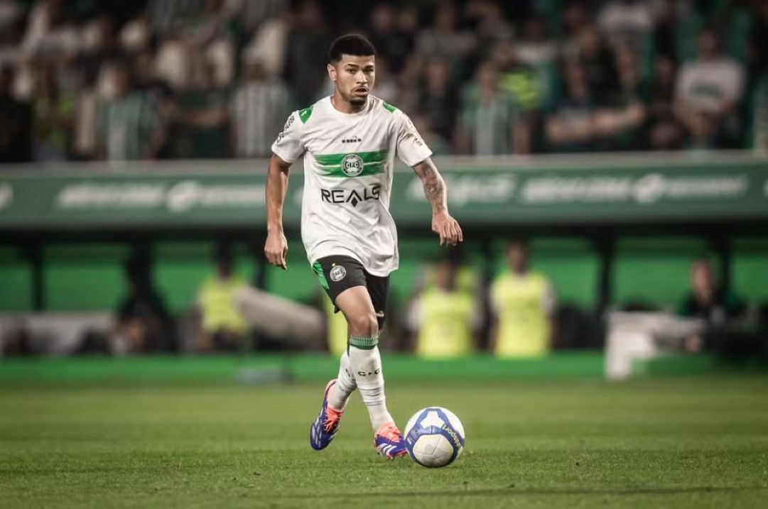 Coritiba relaciona Lucas Ronier para enfrentar Flamengo no Maracanã pela 18ª rodada