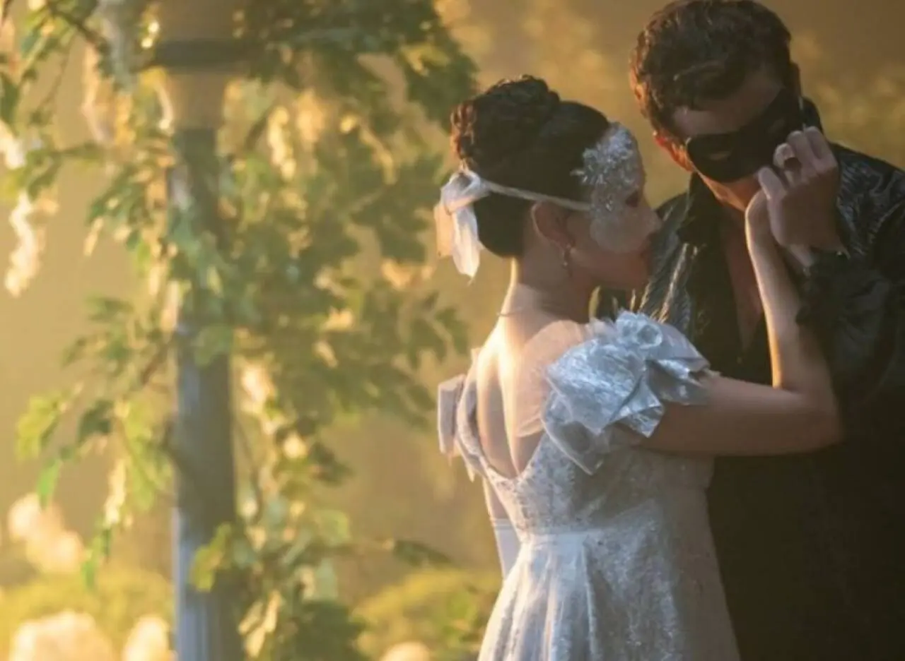 Luke Thompson e Yerin Ha em Bridgerton